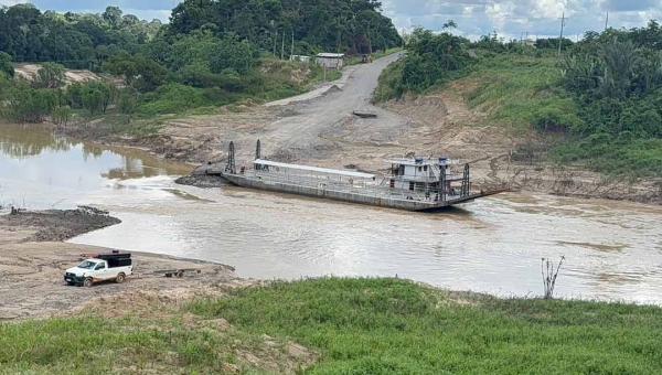 Mesmo interditada, caminhões seguem cruzando ponte com risco de colapso em Sena Madureira; DNIT aguarda baixa do rio para instalar nova estrutura