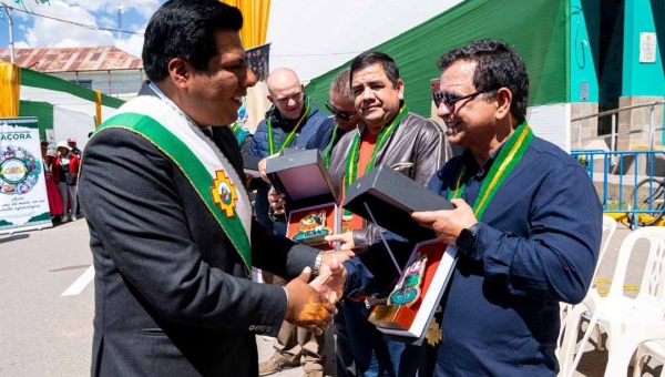 Gonzaga é homenageado em cidade peruana por apoiar intercâmbio comercial entre Acre e Peru