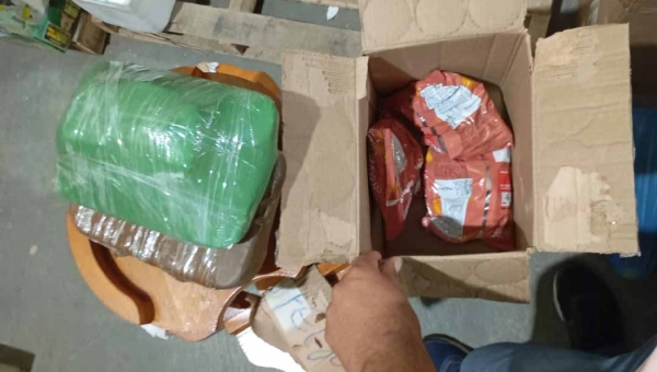 Polícia faz apreensão de maconha escondida em encomenda com bolachas em transportadora de Cruzeiro do Sul