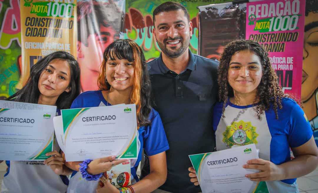 Na escola Glória Perez, Nicolau Jr. entrega certificados para 100 alunos do projeto Redação Nota Mil da Escola do Legislativo