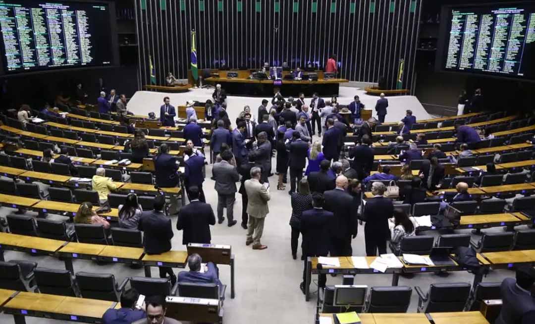 Projeto que aumenta número de deputados para 531 tem urgência aprovada