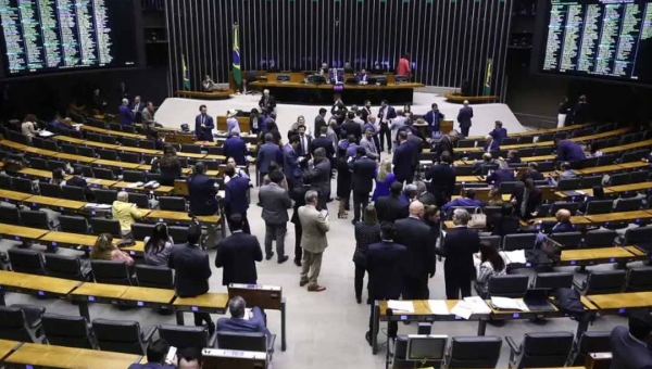 Projeto que aumenta número de deputados para 531 tem urgência aprovada