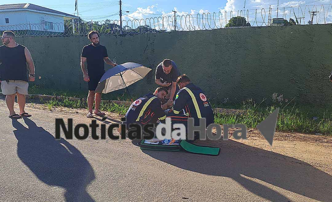 Passageira de moto por aplicativo tem perna dilacerada em colisão com carro no bairro Bosque, em Rio Branco