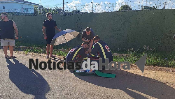 Passageira de moto por aplicativo tem perna dilacerada em colisão com carro no bairro Bosque, em Rio Branco