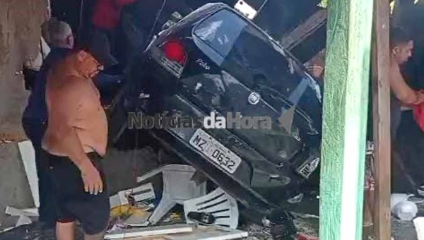 Motorista em alta velocidade invade restaurante e deixa quatro pessoas feridas em Rio Branco; condutor apresentava sinais de embriaguez