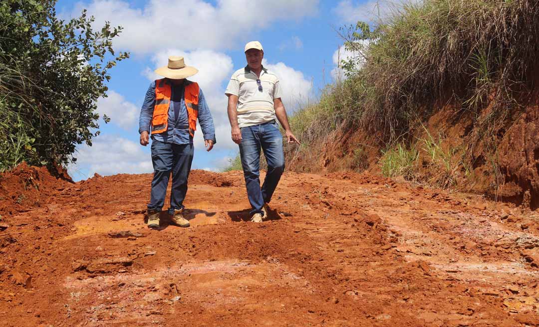 Vice-prefeito de Assis Brasil, Reginaldo Matins acompanha início da manutenção no Ramal do km 88