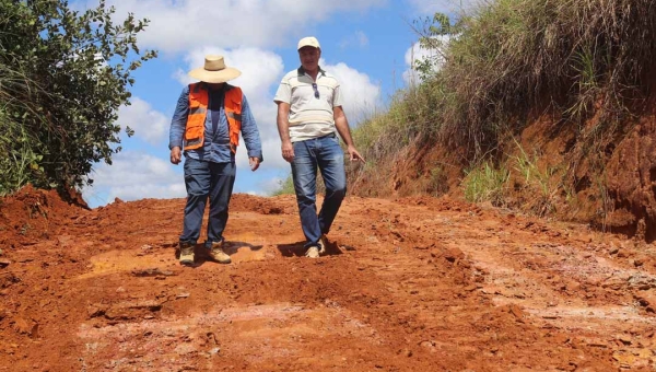 Vice-prefeito de Assis Brasil, Reginaldo Matins acompanha início da manutenção no Ramal do km 88