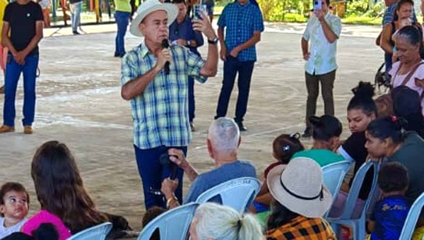 Prefeitura de Rio Branco intensifica apoio à zona rural com entrega de sacolões na Vila Verde