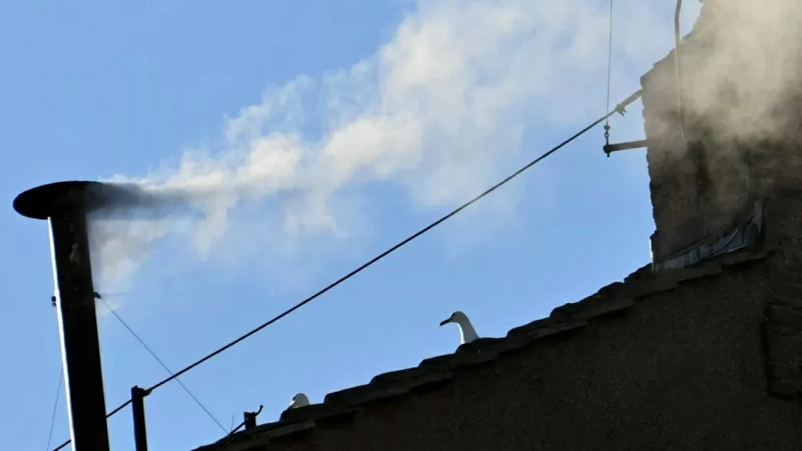 'Habemus Papam': fumaça branca anuncia que novo papa foi escolhido