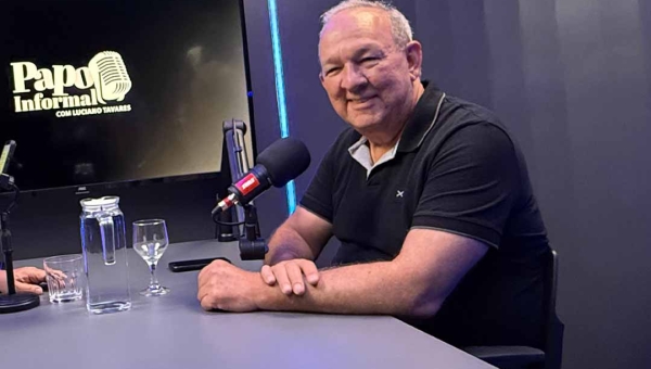 Secretário Calixto minimiza influência que tem no governo: “Sou o 989” na linha de comando”