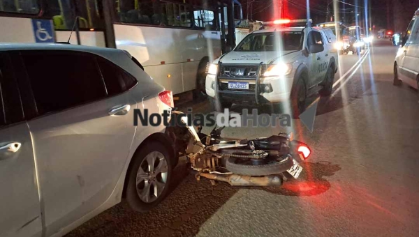 Conversão proibida na rua Rio de Janeiro, em Rio Branco, provoca acidente e deixa pai e filho feridos