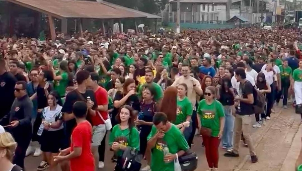 Marcha para Jesus reuniu 10 mil fiéis em Rio Branco; evento foi marcado por paradas para orações