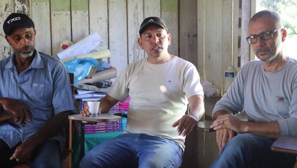 Prefeito Jerry Correia participa de reunião no Ramal do KM 13 com cooperativa em formação