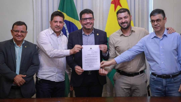 Gladson e Nicolau assinam lei estadual que cria Dia S de valorização do Sesc e Senac