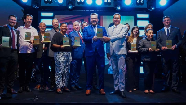 Senador Alan Rick recebe homenagem no INESFA e destaca compromisso com reciclagem e economia circular