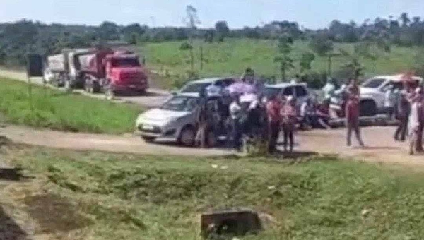 Reivindicando construção de escola e manutenção de rodovia, moradores fecham BR-364 em Feijó