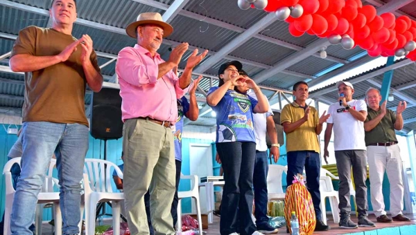 Mailza é aplaudida em Manoel Urbano, ganha simpatia da população e amplia rede de apoiadores políticos