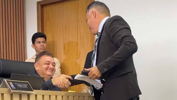 "Tamo junto", diz superintendente do RBTrans ao ser confrontado por Eber Machado sobre ônibus quebrados e em chamas; vereador faz “dancinha”