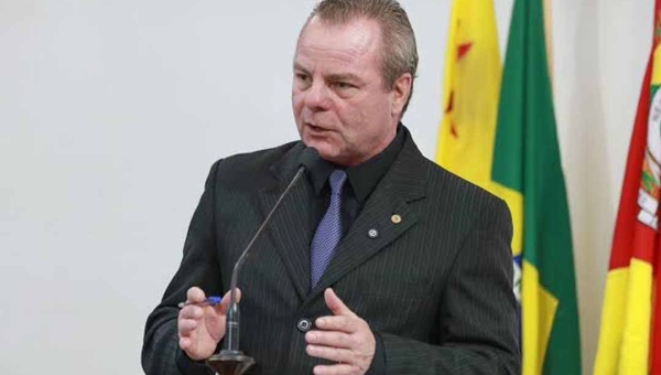 Longo protocola moção contra aumento do número de deputados federais e diz que medida prejudica o Acre