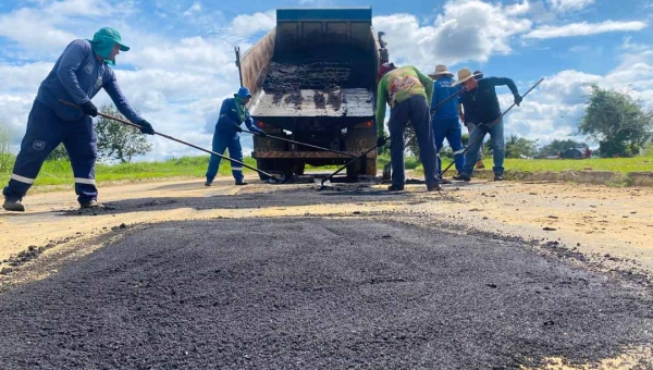 Parceria entre governo e prefeitura leva asfaltamento a ruas de Mâncio Lima com Operação Verão