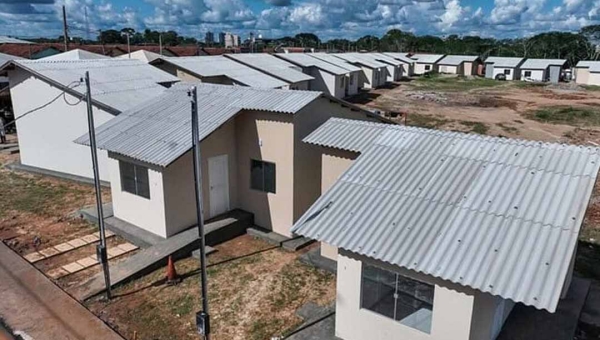 MPAC pede e Justiça suspende entrega de casas por risco de desabamento de encosta em Assis Brasil