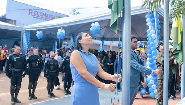 Ao lado de Gladson Cameli, Rosana Gomes celebra conquistas nos 49 anos de Senador Guiomard