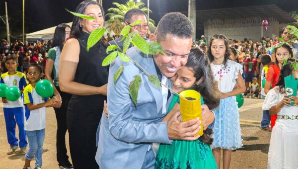 Prefeitura de Assis Brasil realiza desfile cívico temático em comemoração aos 49 anos do município