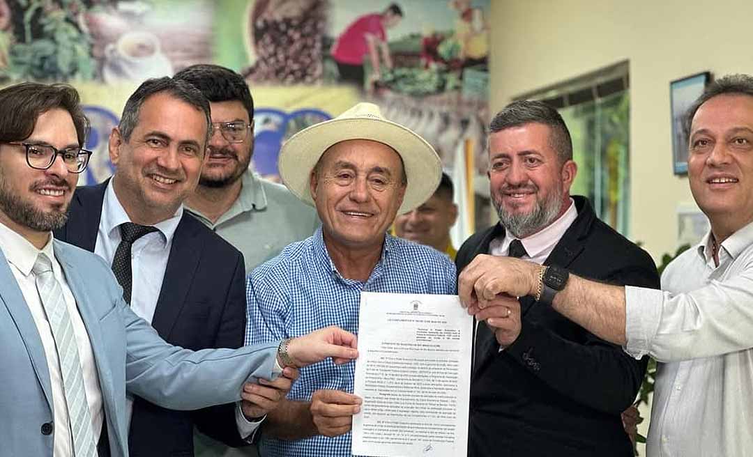 Com a base presente, Bocalom assina lei que autoriza empréstimo de R$ 67 milhões para compra de ônibus elétricos e a diesel