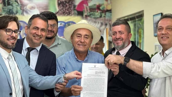 Com a base presente, Bocalom assina lei que autoriza empréstimo de R$ 67 milhões para compra de ônibus elétricos e a diesel