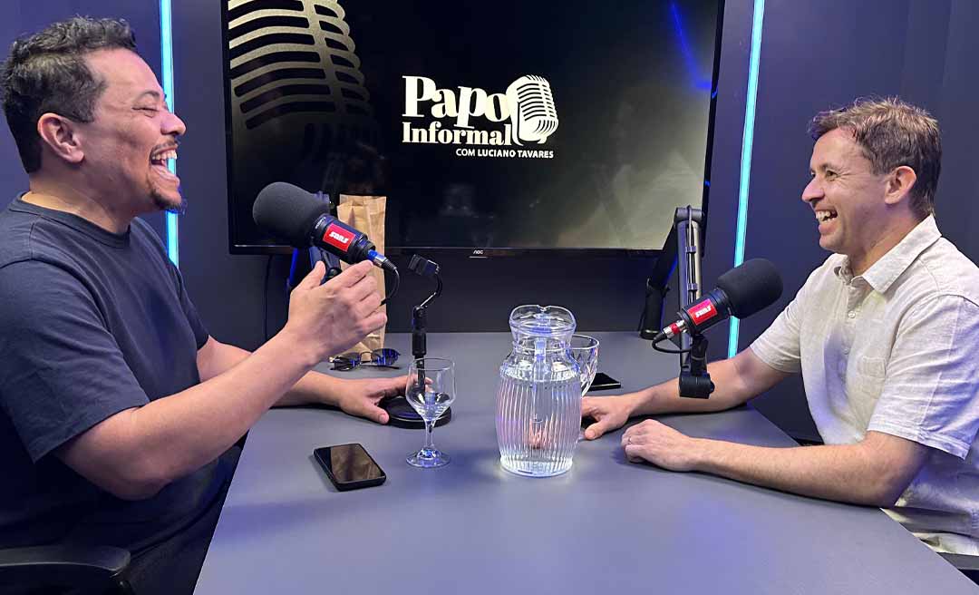 No Papo Informal, deputado Eduardo Velloso erra trecho do Hino Acreano e cai na gargalhada