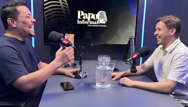 No Papo Informal, deputado Eduardo Velloso erra trecho do Hino Acreano e cai na gargalhada