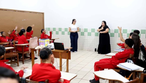 Oficinas de Libras e práticas pedagógicas voltadas à inclusão de estudantes surdos são realizadas em escolas de Senador Guiomard