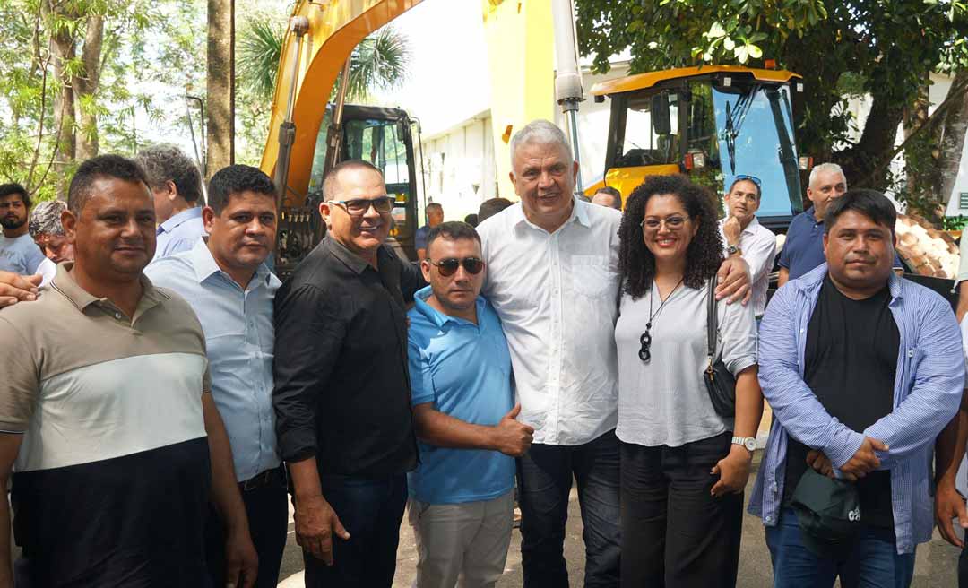 Petecão entrega 18 máquinas a 17 municípios, num total de R$ 8,7 milhões de investimento para agricultura familiar