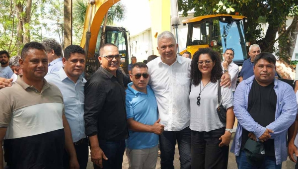 Petecão entrega 18 máquinas a 17 municípios, num total de R$ 8,7 milhões de investimento para agricultura familiar