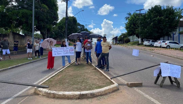 Moradores fecham ladeira do ‘Bola Preta’ protestando contra transferência do Centro Pop para o bairro Castelo Branco