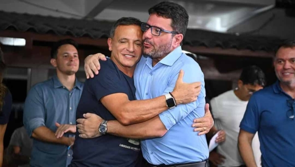 Gladson participa da inauguração do escritório de Bittar, o chama de “querido amigo” e dá sinais de uma composição com o senador para 2026