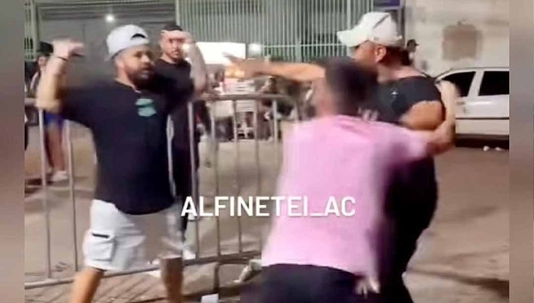 O “pau cantou!” Homens trocam soco em frente a bar no bairro Jardim Primavera, em Rio Branco