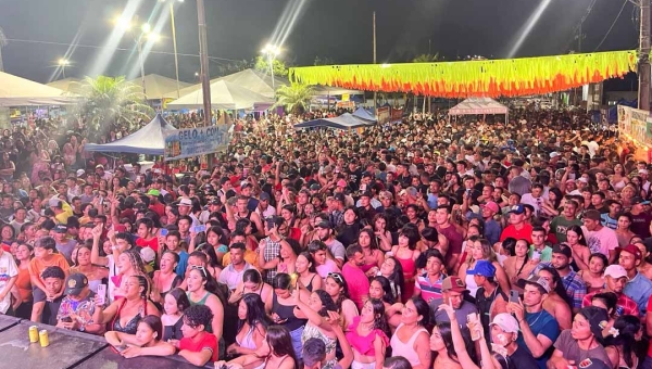 Segunda noite do Carnavassis 2025 atrai grande público e anima Assis Brasil com muita música e alegria