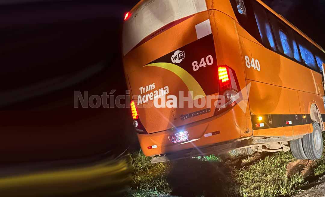 Ônibus cai em buraco e quase despenca em ribanceira na estrada entre Rio Branco e Sena Madureira