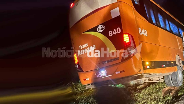 Ônibus cai em buraco e quase despenca em ribanceira na estrada entre Rio Branco e Sena Madureira