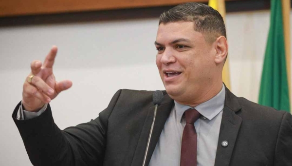 “É incoerente: membros do CRM formados na Bolívia querem barrar colegas”, denuncia deputado