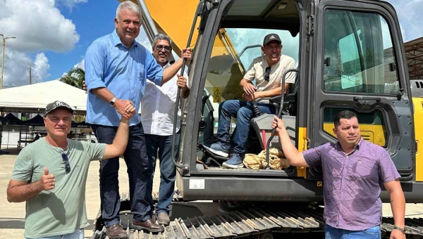 Petecão entrega máquinas e amplia investimentos em Assis Brasil, que já superam R$ 21 milhões