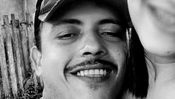 Motociclista em alta velocidade colide com máquina pesada e morre em Xapuri