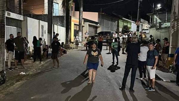 Moradores bloqueiam rua Rio Grande do Sul e fazem ‘vigília’ contra instalação do Centro POP no Conjunto Castelo Branco