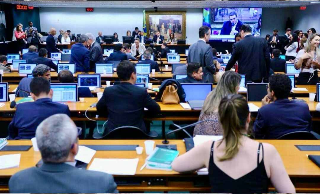 CCJ do Senado aprova fim da reeleição e unificação das eleições; proposta estabelece mandatos de cinco anos