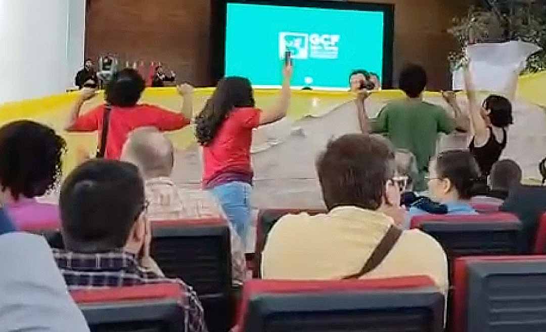 Manifestantes ligados ao PCBR radicalizam e invadem teatro da Ufac, local em que acontece o GCF; organização diz que manifestantes agiram com violência