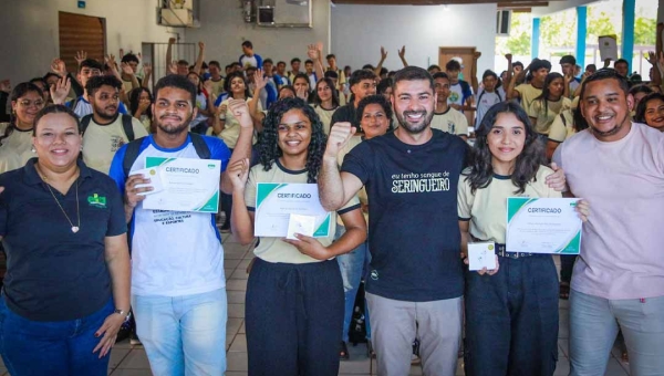 Nicolau Júnior celebra mais estudantes certificados por Projeto de Educação da Assembléia