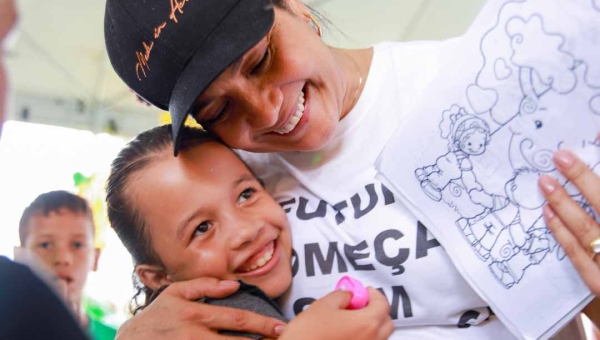 Mailza vai até comunidade na Transacreana onde nunca esteve um governante e chega mais perto de quem precisa