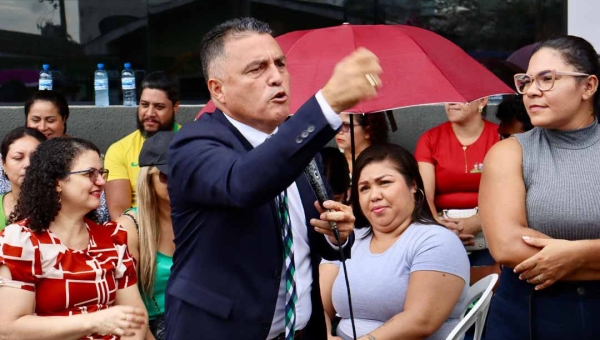 Eber Machado apoia greves dos servidores municipais e acusa o prefeito de Rio Branco de “virar as costas para a Educação”