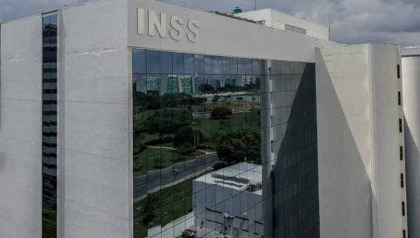 Descontos indevidos do INSS serão ressarcidos até 31 de dezembro, informa presidente do órgão